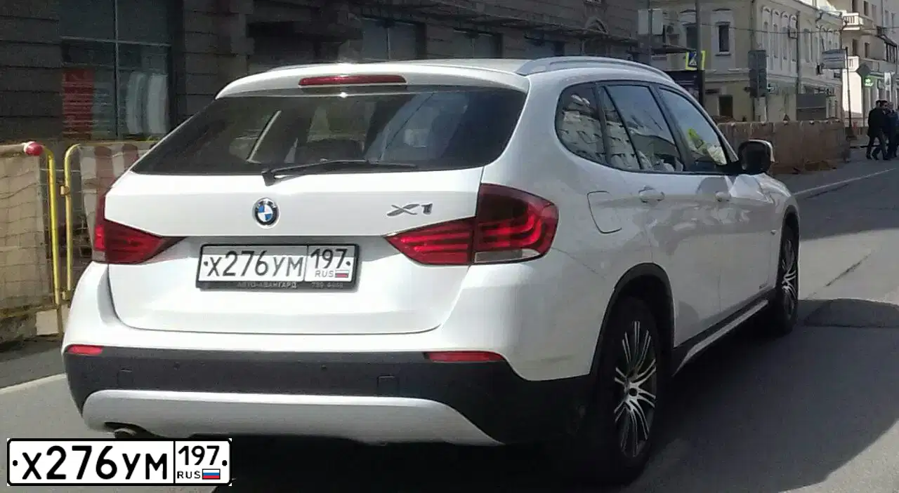 Фото автомобиля BMW X1, 2012 — госномер Х276УМ197. Цвет: БЕЛЫЙ