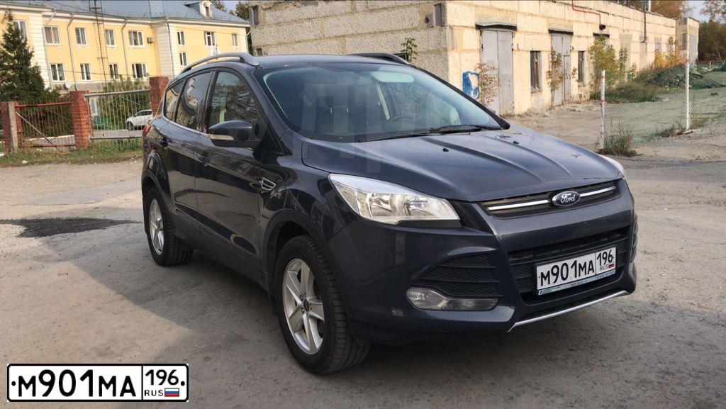 Фото автомобиля FORD KUGA, 2014 — госномер Р135КТ196. Цвет: ТЕМНО-СЕРЫЙ