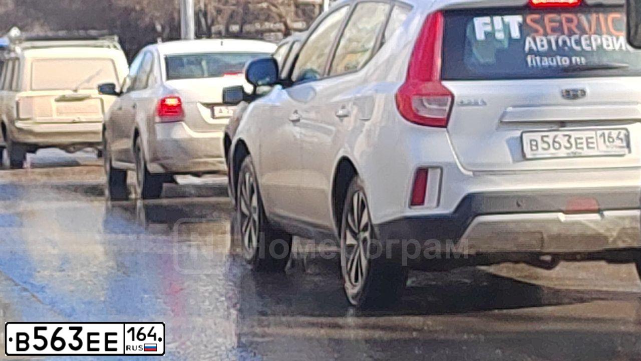 Фото автомобиля GEELY EMGRAND X7, 2019 — госномер В563ЕЕ164. Цвет: БЕЛЫЙ