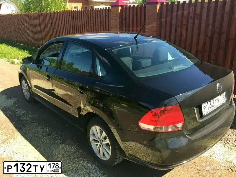 Фото автомобиля VOLKSWAGEN POLO, 2013 — госномер Р132ТУ178. Цвет: ЧЕРНЫЙ