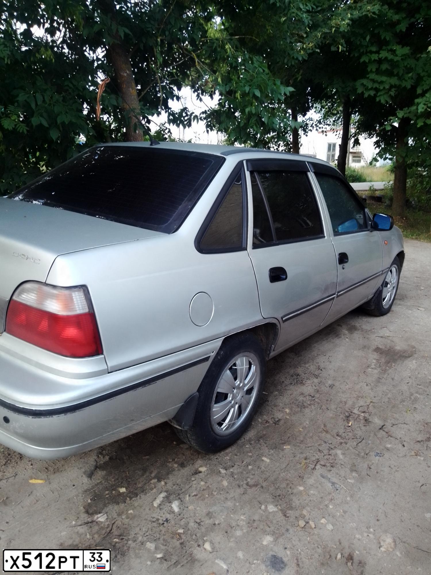 Фото автомобиля DAEWOO NEXIA, 2005 — госномер Р405ХТ52. Цвет: БЕЛЫЙ СЕРЕБРИСТЫЙ