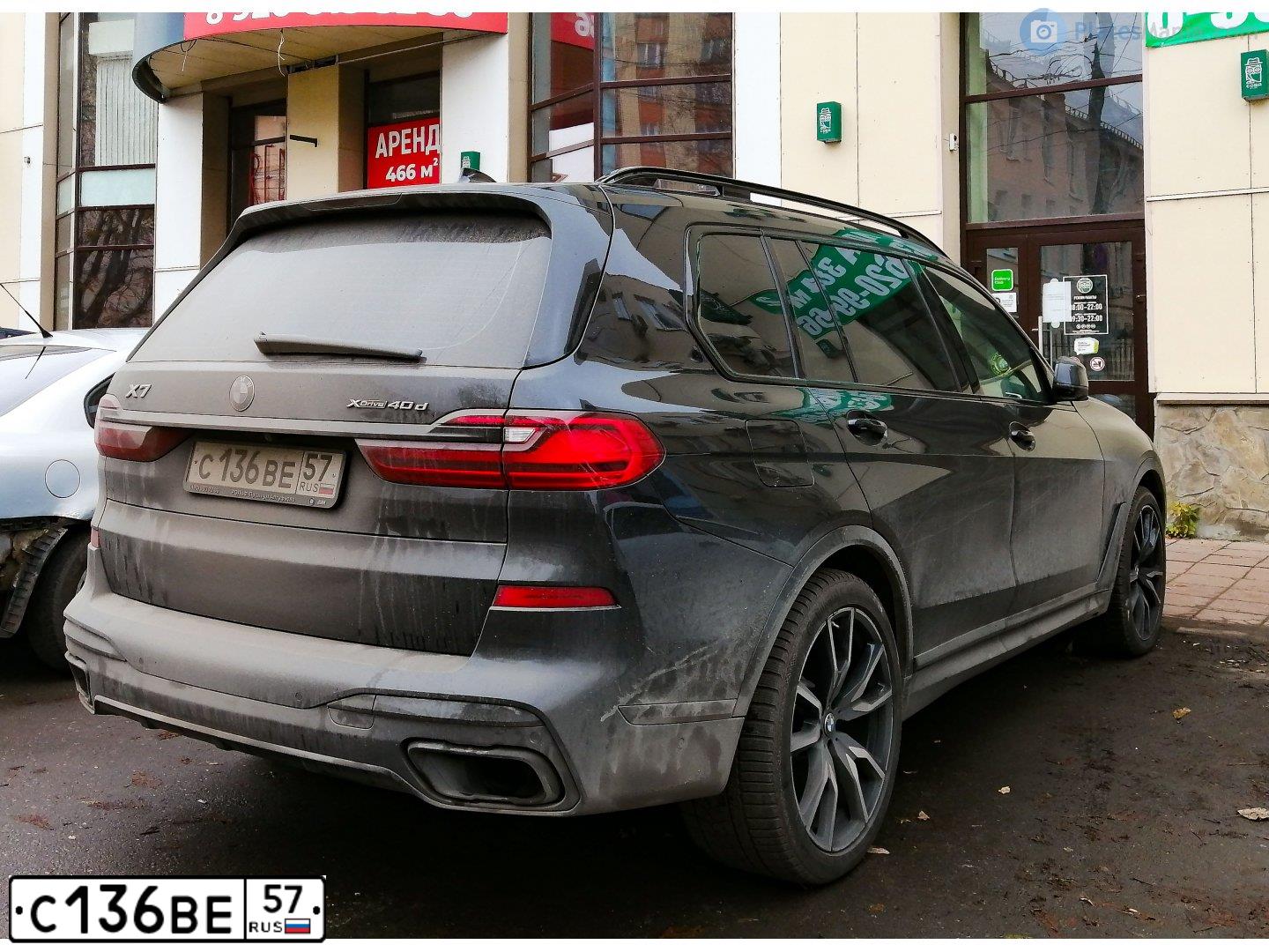 Фото автомобиля BMW X7 XDRIVE40D, 2021 — госномер С136ВЕ57. Цвет: ЧЕРНЫЙ