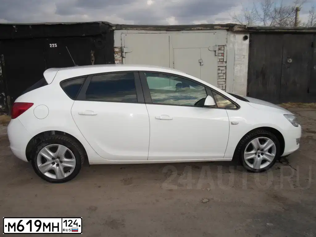 Фото автомобиля OPEL ASTRA, 2012 — госномер А963НР124. Цвет: Белый