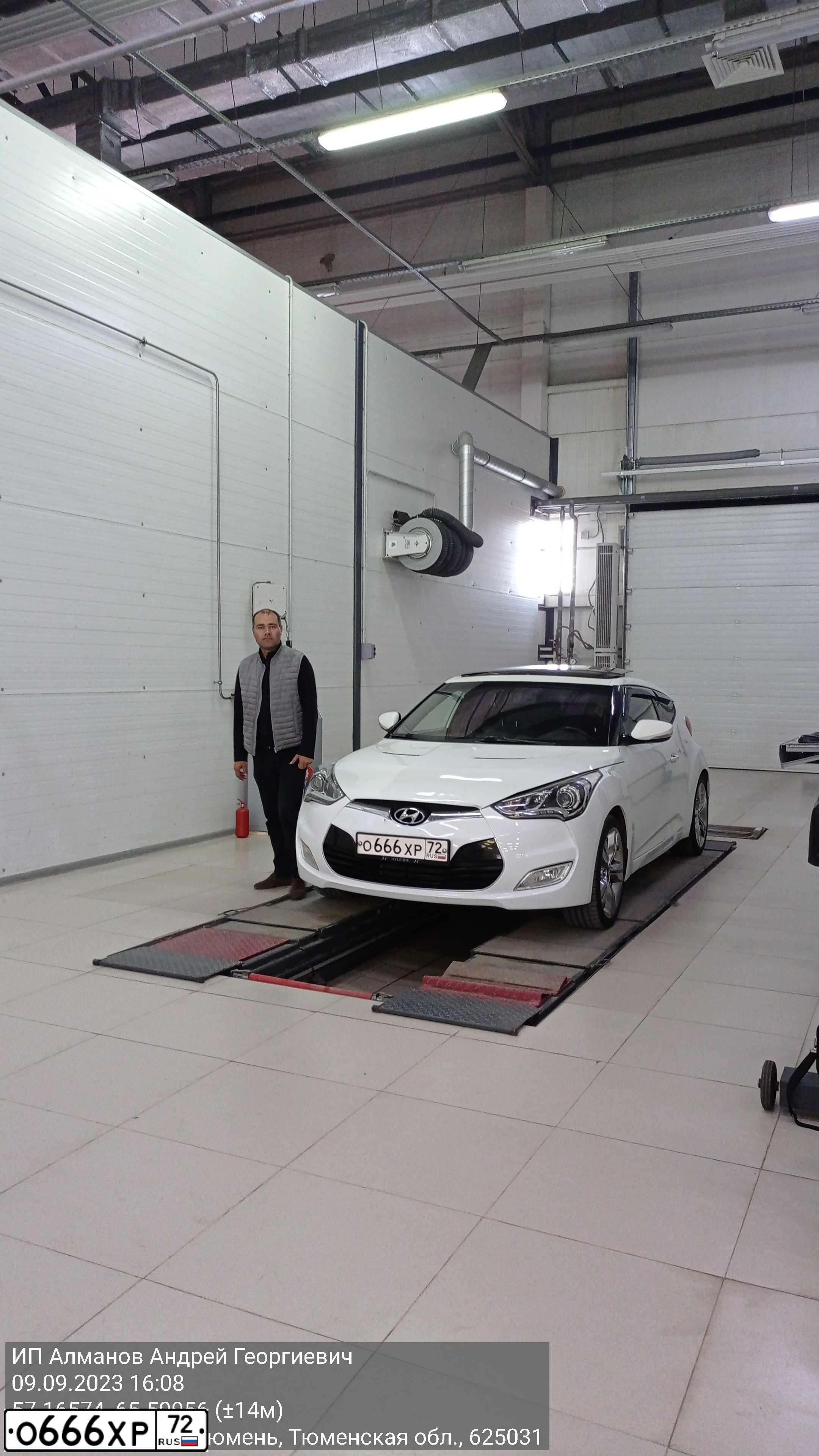 Фото автомобиля HYUNDAI VELOSTER, 2012 — госномер О666ХР72. Цвет: Белый