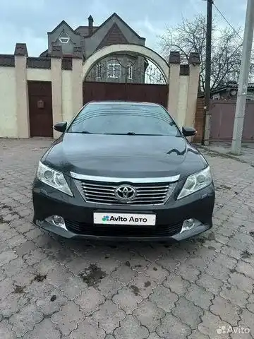 Фото автомобиля TOYOTA CAMRY, 2013 — госномер М644ВЕ761. Цвет: Серый