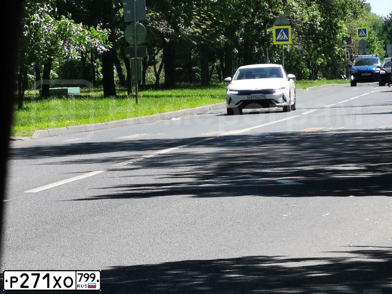 Фото автомобиля KIA K5, 2020 — госномер Р271ХО799. Цвет: Белый