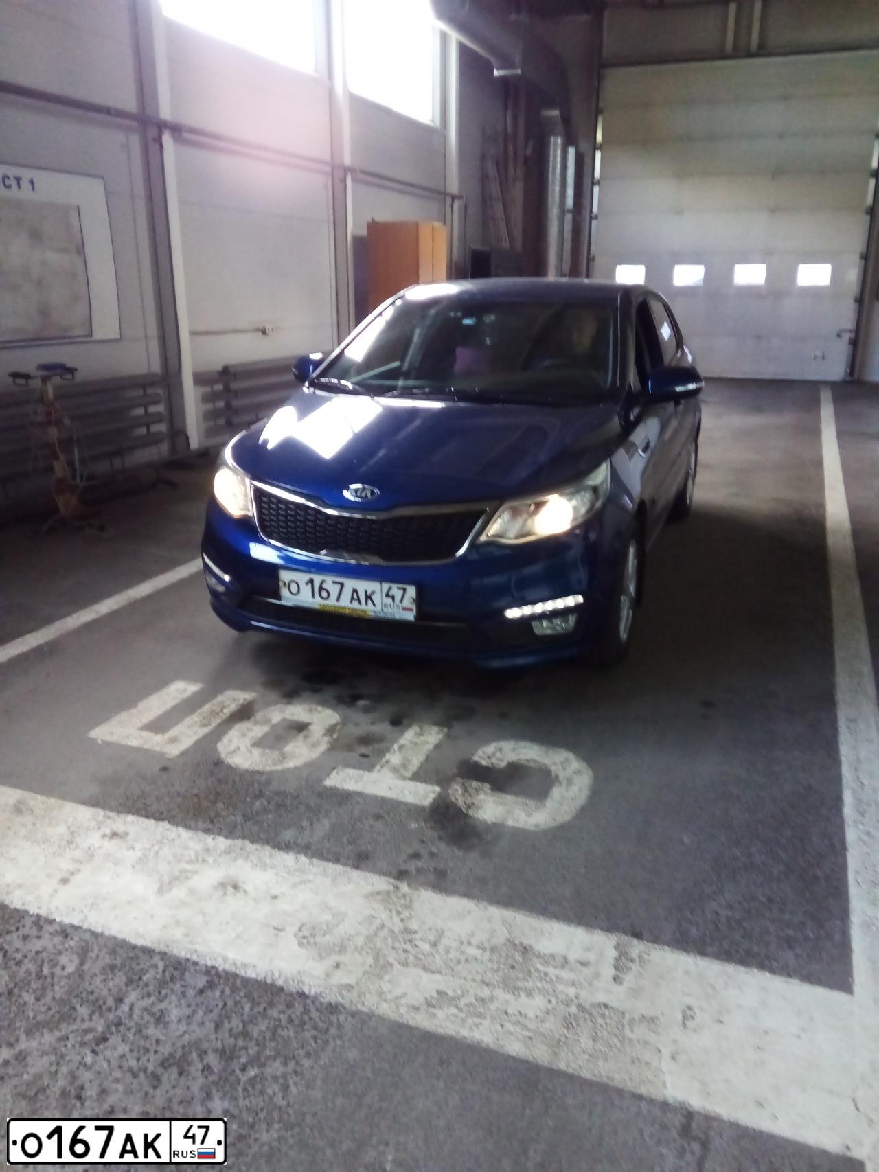 Фото автомобиля KIA RIO, 2016 — госномер О167АК47. Цвет: СИНИЙ