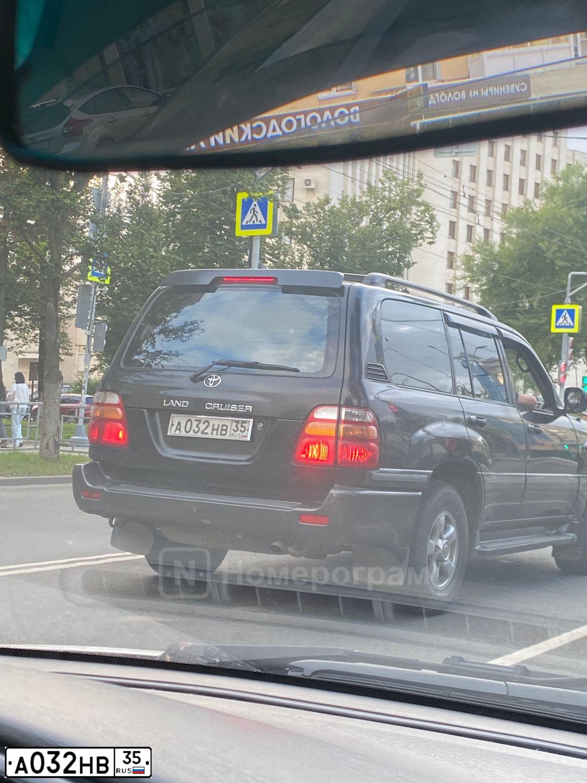 Фото автомобиля TOYOTA LANDCRUISER, 2002 — госномер А032НВ35. Цвет: ЧЕРНЫЙ