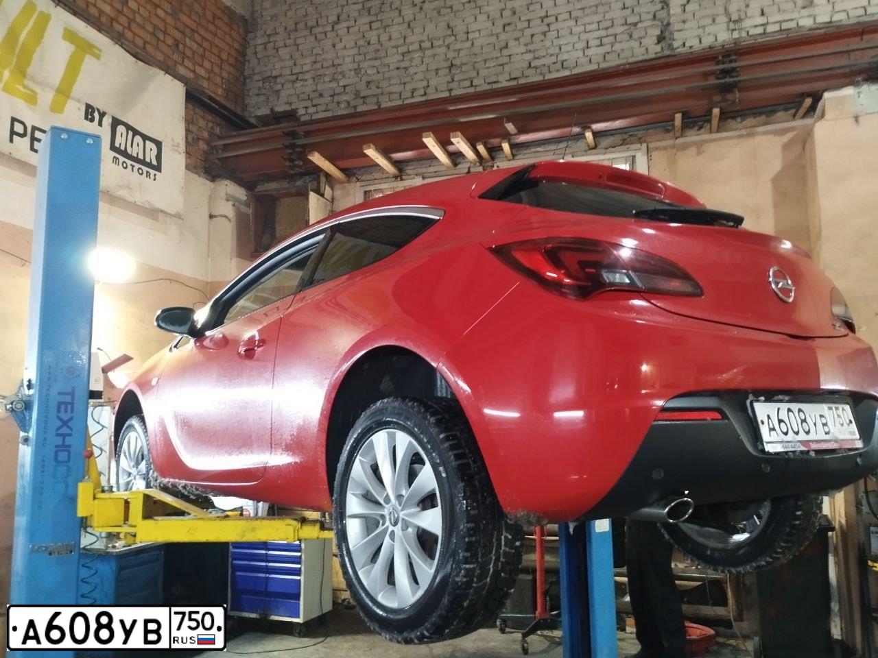 Фото автомобиля OPEL ASTRA, 2012 — госномер О400НА190. Цвет: Красный