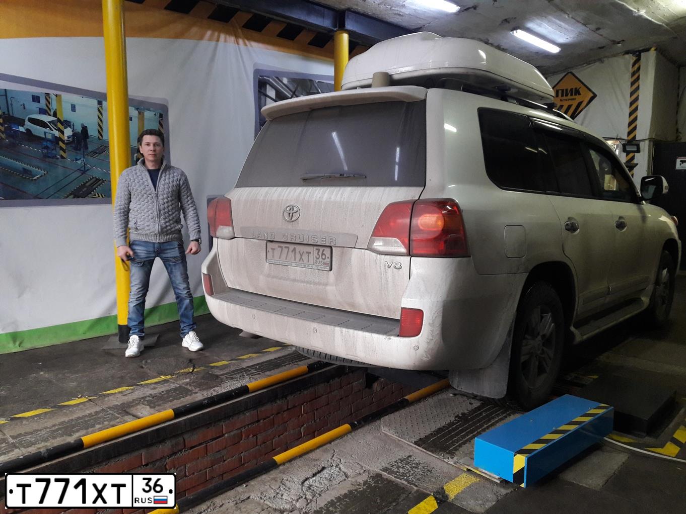 Фото автомобиля TOYOTA LANDCRUISER 200, 2014 — госномер Т771ХТ36. Цвет: Белый