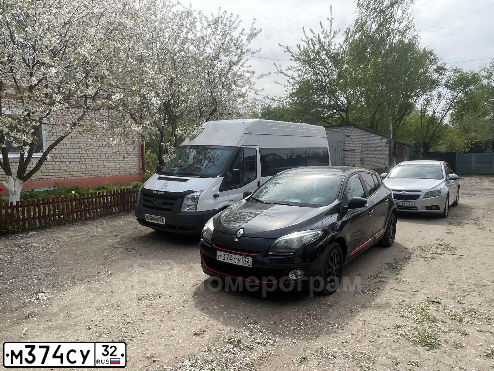 Фото автомобиля RENAULT MEGANE, 2013 — госномер М374СУ32. Цвет: ЧЕРНЫЙ