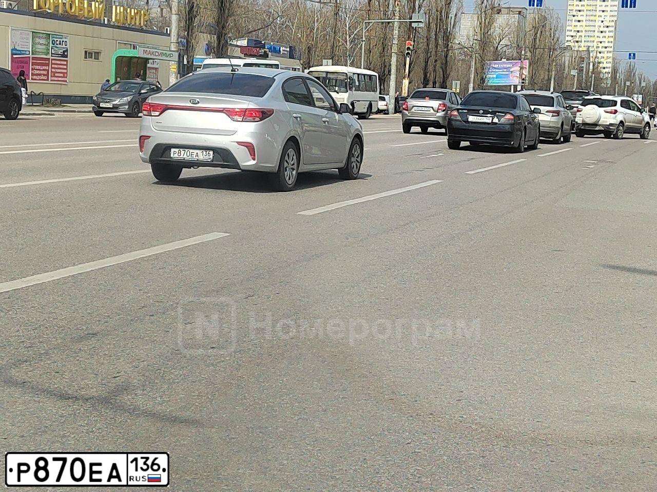 Фото автомобиля KIA RIO, 2020 — госномер М195МН136. Цвет: СЕРЫЙ
