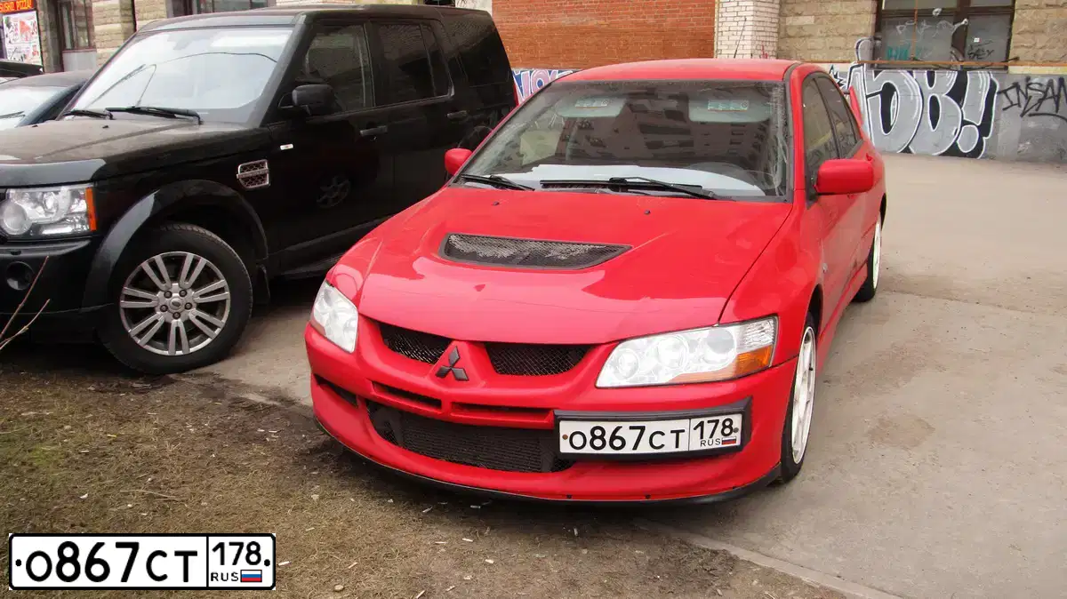 Фото автомобиля MITSUBISHI LANCER, 2004 — госномер О867СТ178. Цвет: КРАСНЫЙ