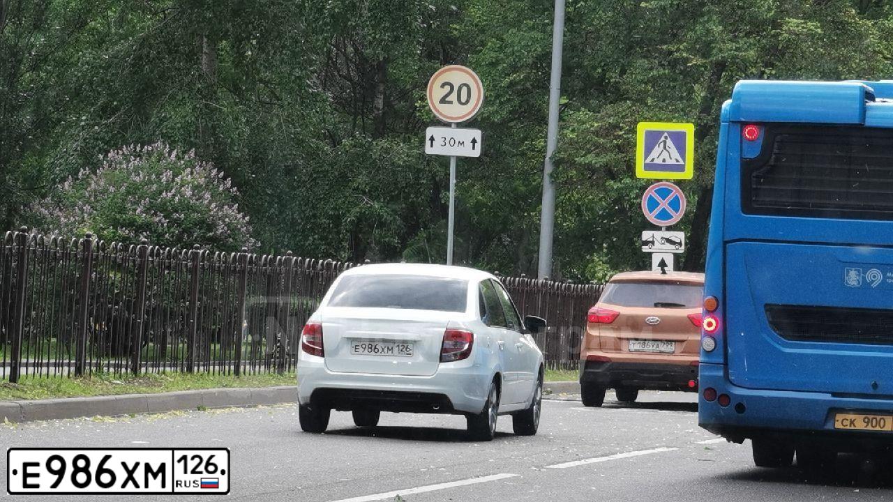 Фото автомобиля LADA 2190 GRANTA, 2020 — госномер Е986ХМ126. Цвет: Белый
