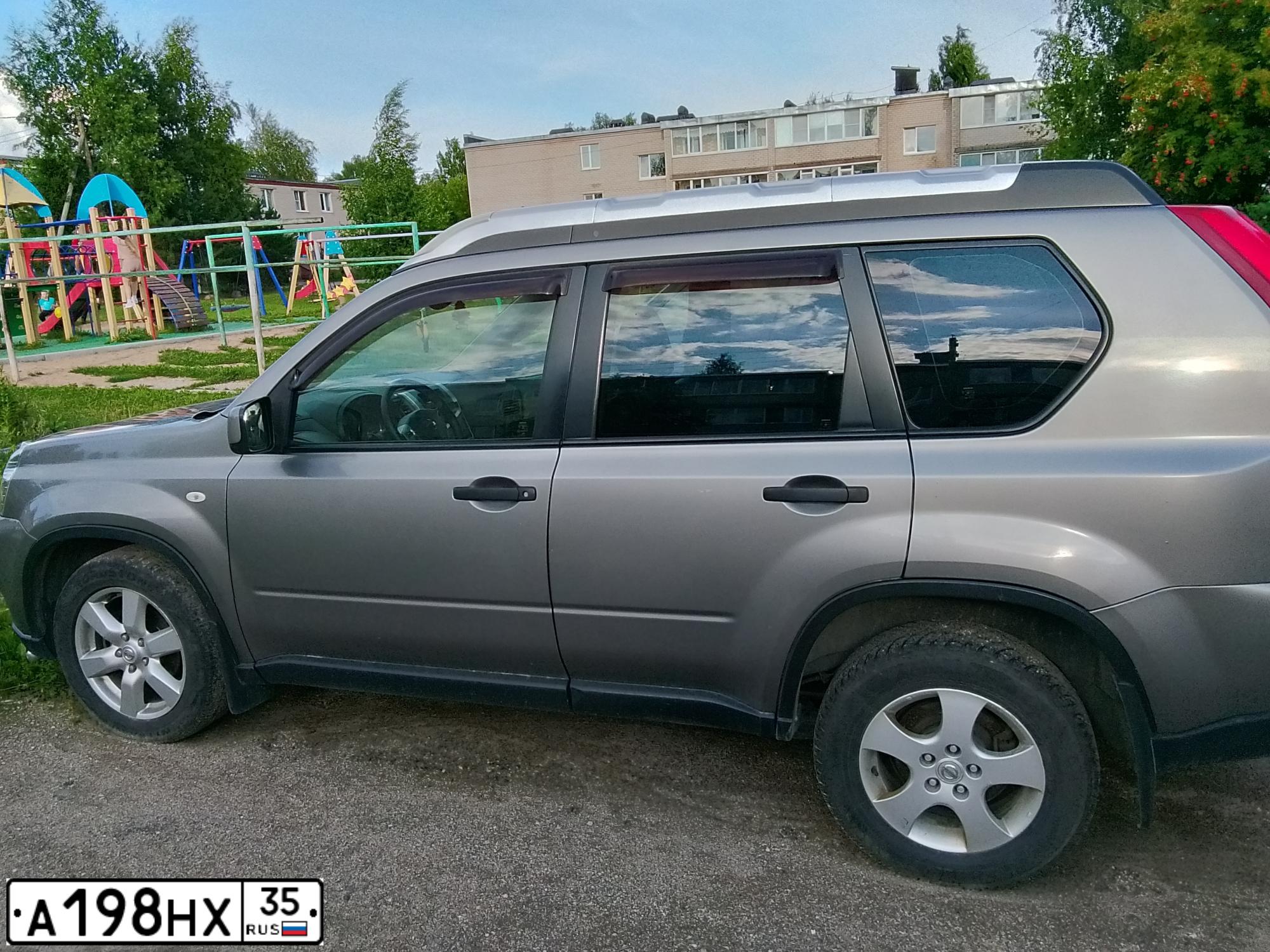 Фото автомобиля NISSAN X-TRAIL, 2008 — госномер А198НХ35. Цвет: Серый