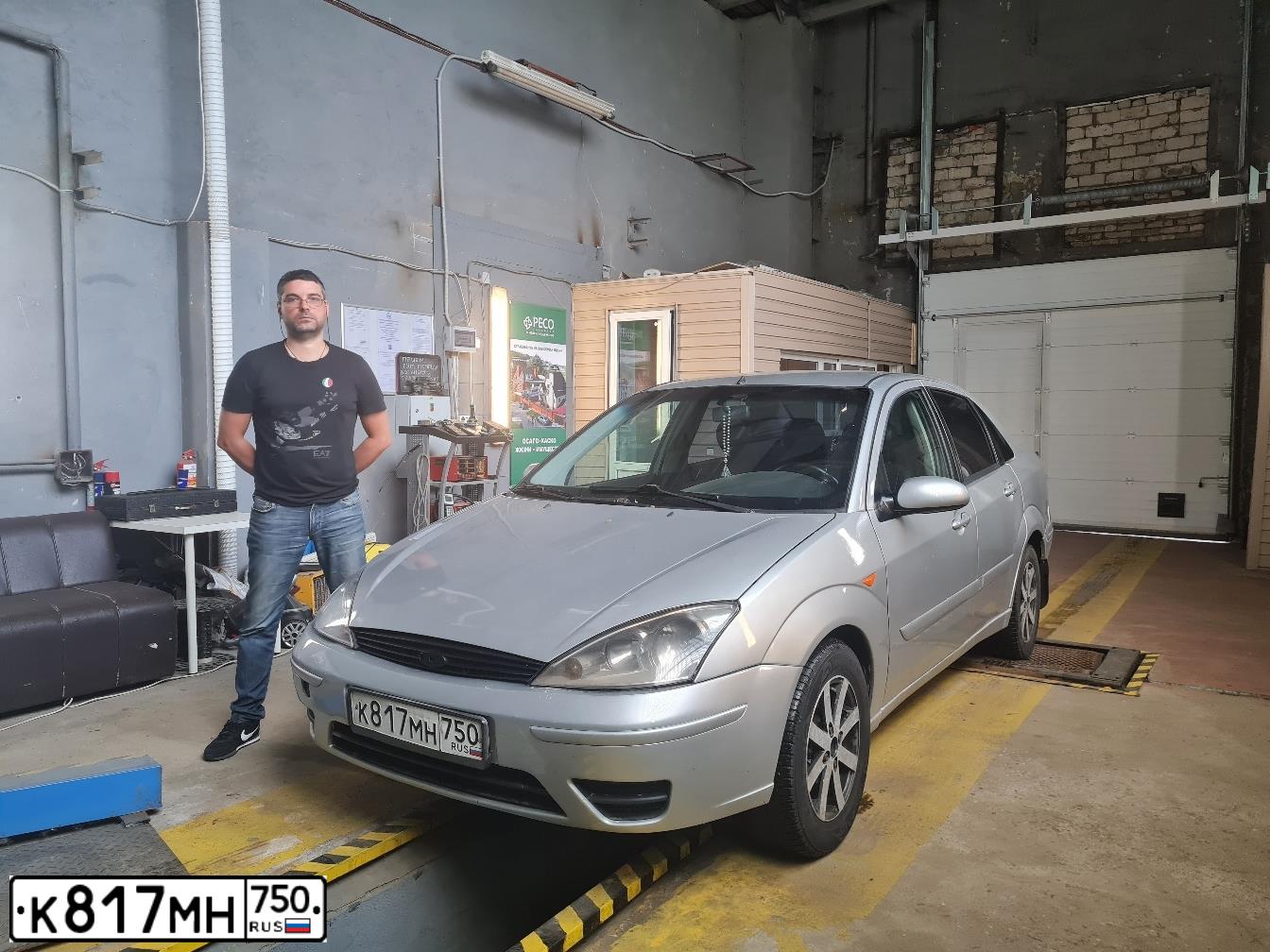 Фото автомобиля FORD D FOCUS, 2004 — госномер К817МН750. Цвет: Серебристый