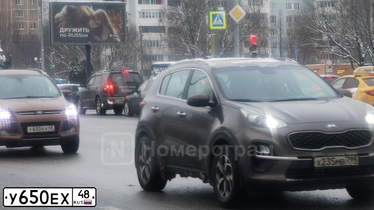 Фото автомобиля FORD KUGA, 2013 — госномер У650ЕХ48. Цвет: Золотисто-коричневый