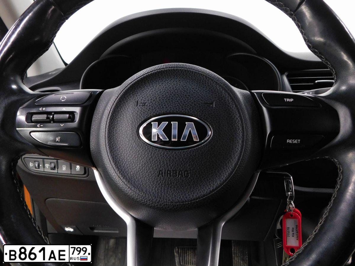 Фото автомобиля KIA RIO, 2017 — госномер Р845ВР126. Цвет: Оранжевый
