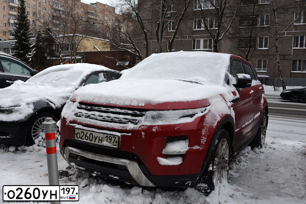 Фото автомобиля LANDROVER RANGE ROVER EVOQUE, 2012 — госномер Н709АВ250. Цвет: Красный