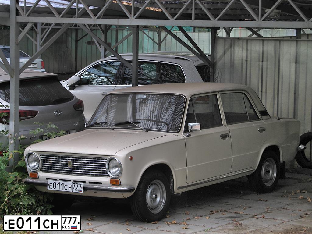 Фото автомобиля LADA 2101, 1985 — госномер Е011СН777. Цвет: БЕЛЫЙ