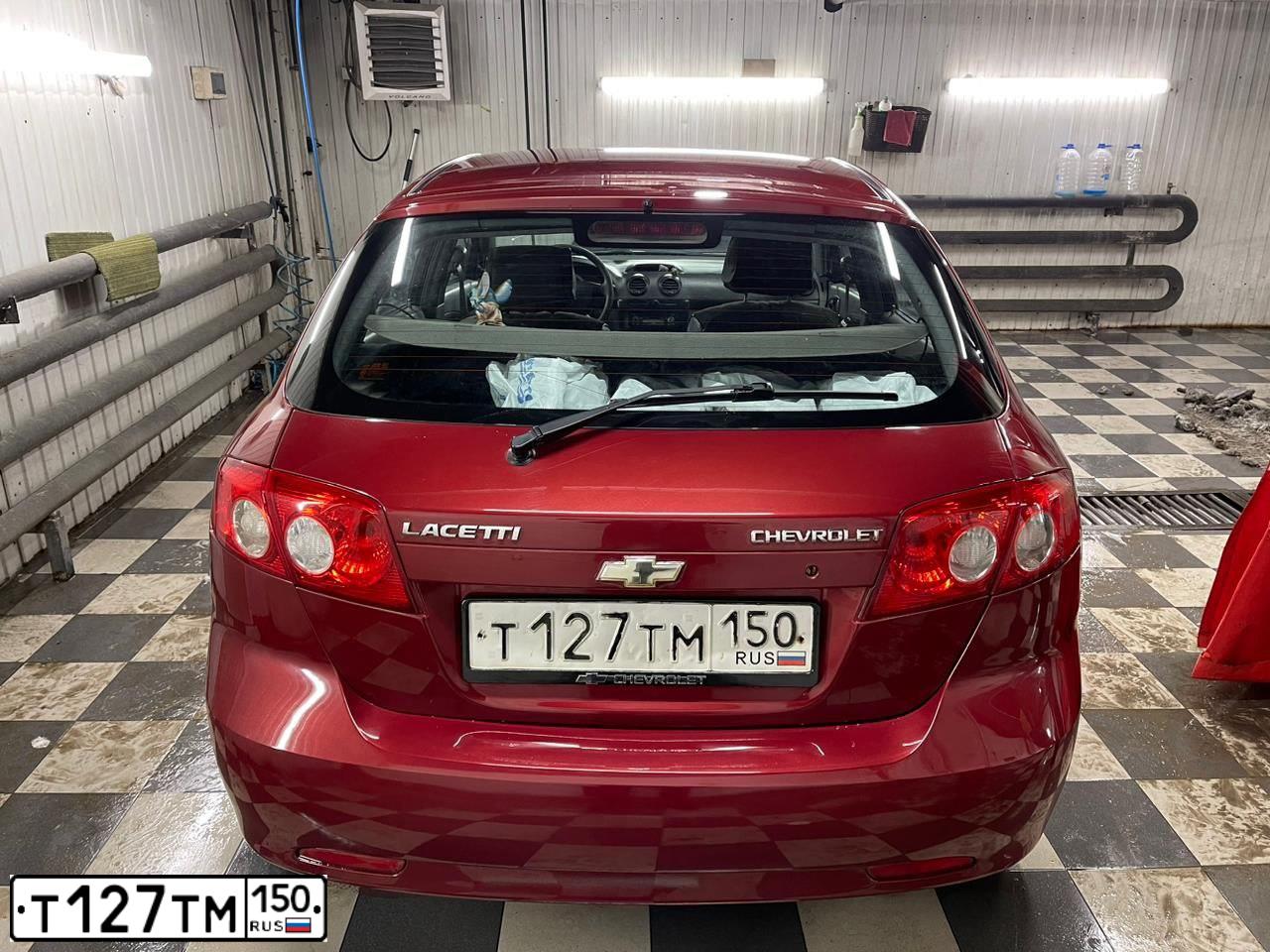 Фото автомобиля CHEVROLET LACETTI, 2008 — госномер Т127ТМ150. Цвет: Красный