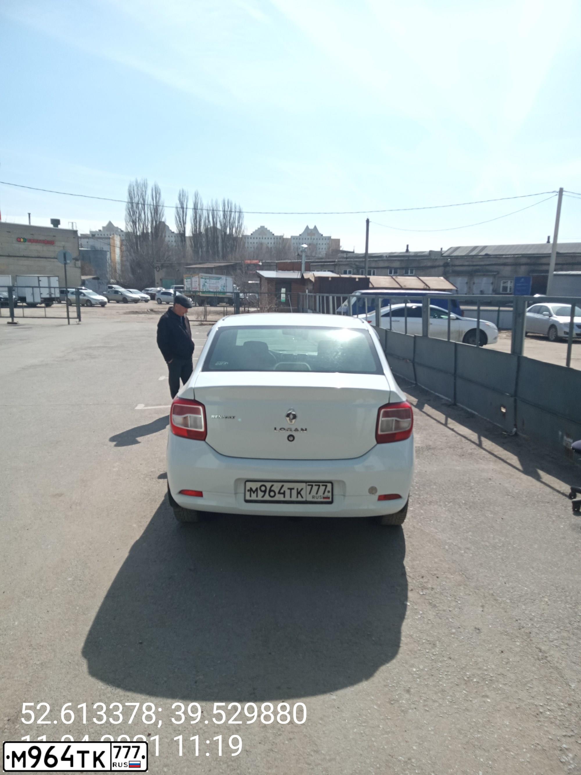 Фото автомобиля RENAULT T LOGAN, 2014 — госномер М964ТК777. Цвет: БЕЛЫЙ-ЖЕЛТЫЙ-СЕРЫЙ