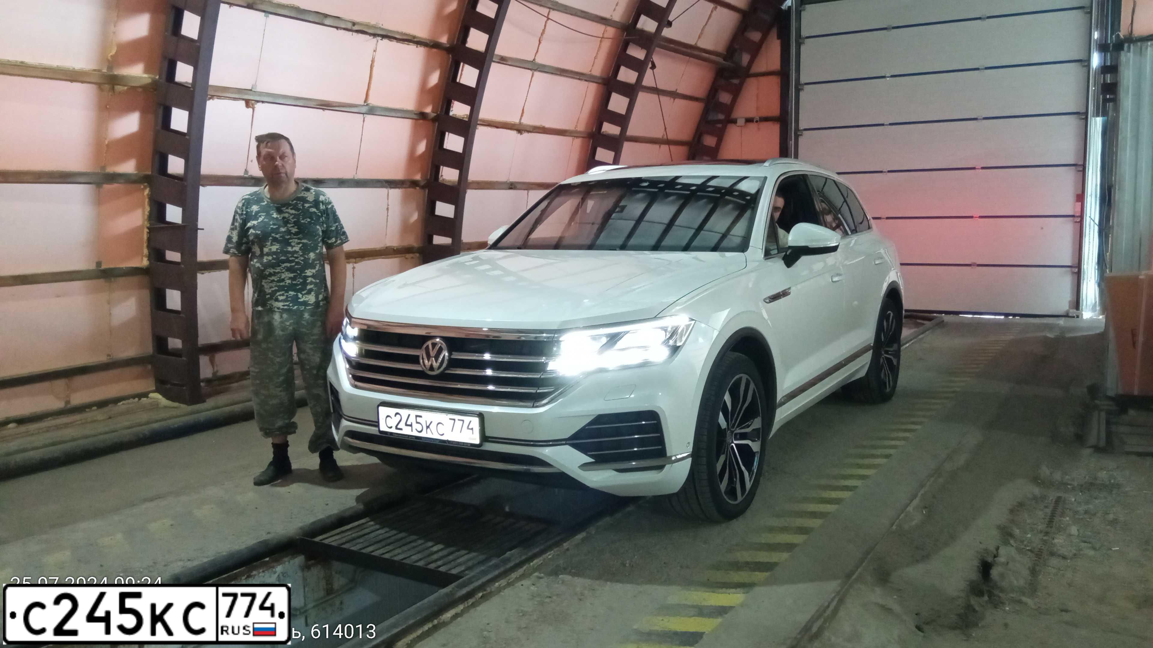 Фото автомобиля VOLKSWAGEN TOUAREG, 2019 — госномер Р111СО59. Цвет: БЕЛЫЙ