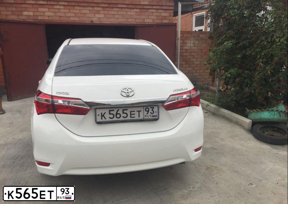 Фото автомобиля TOYOTA COROLLA, 2013 — госномер Е704ЕА01. Цвет: БЕЛЫЙ