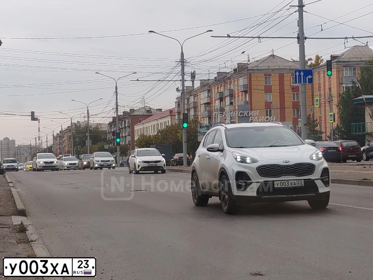 Фото автомобиля TOYOTA CAMRY, 2008 — госномер У003ХА23. Цвет: БЕЖЕВЫЙ
