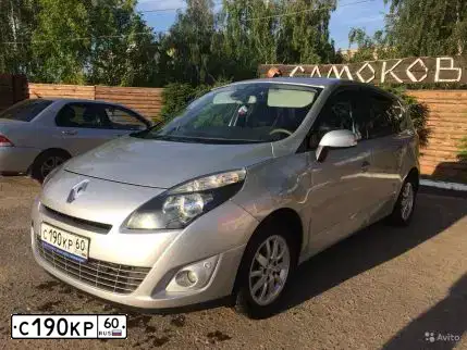 Фото автомобиля RENAULT MEGANE /GRAND/ SCENIC, 2010 — госномер В245УЕ763. Цвет: Серебристый
