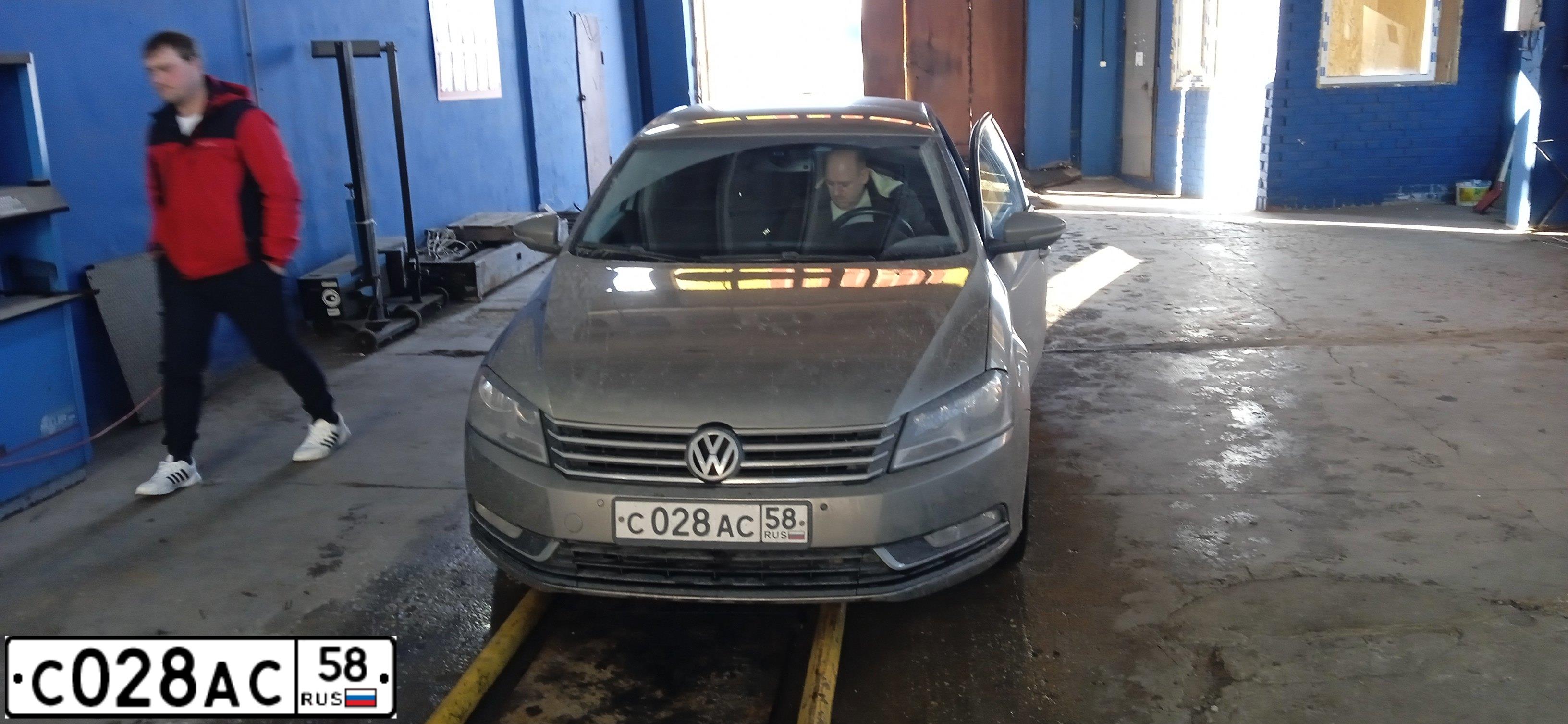 Фото автомобиля VOLKSWAGEN PASSAT, 2012 — госномер С028АС58. Цвет: БЕЖЕВО-СЕРЫЙ