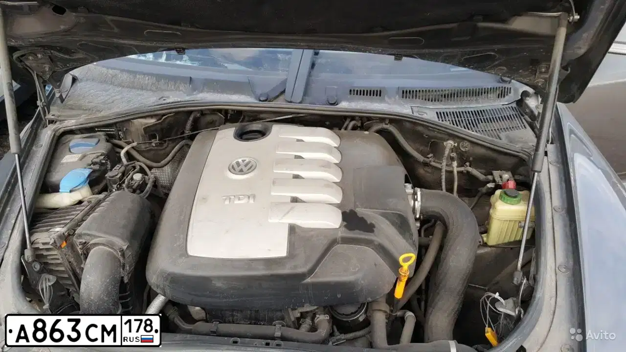 Фото автомобиля VOLKSWAGEN TOUAREG, 2010 — госномер О264НО799. Цвет: Серый
