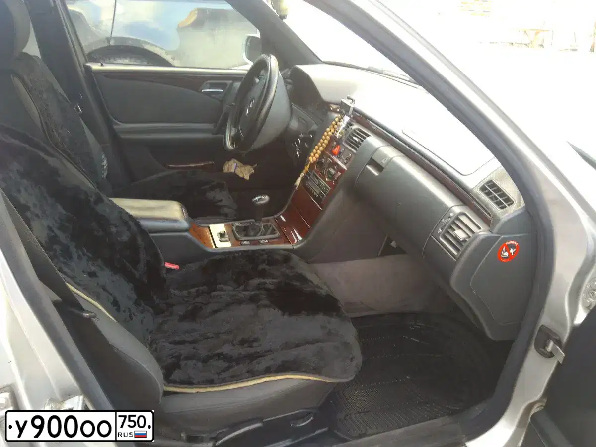 Фото автомобиля MERCEDES E-KLASSE, 1993 — госномер У900ОО750. Цвет: ЧЕРНЫЙ
