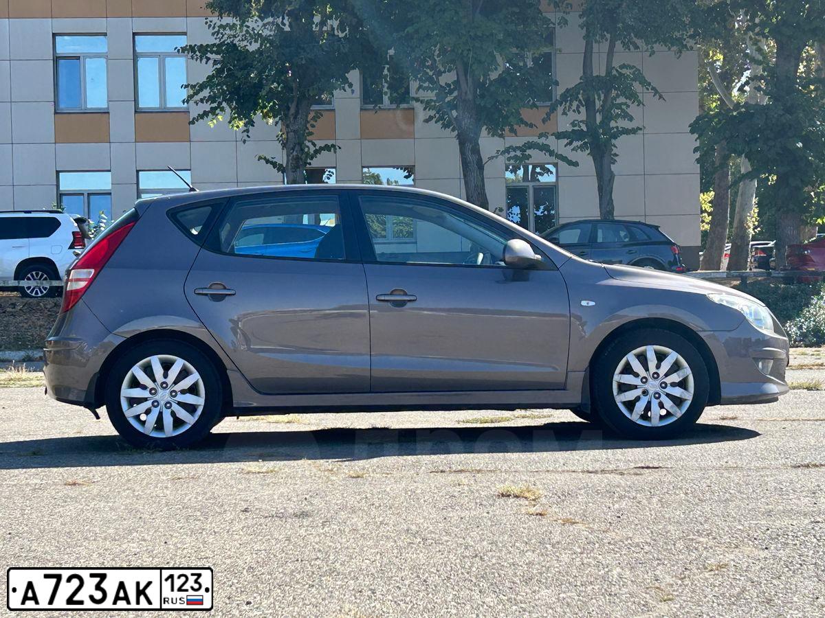 Фото автомобиля HYUNDAI I30, 2011 — госномер А723АК123. Цвет: КОРИЧНЕВЫЙ