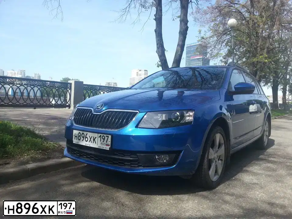 Фото автомобиля SKODA OCTAVIA, 2015 — госномер Н945СЕ96. Цвет: синий
