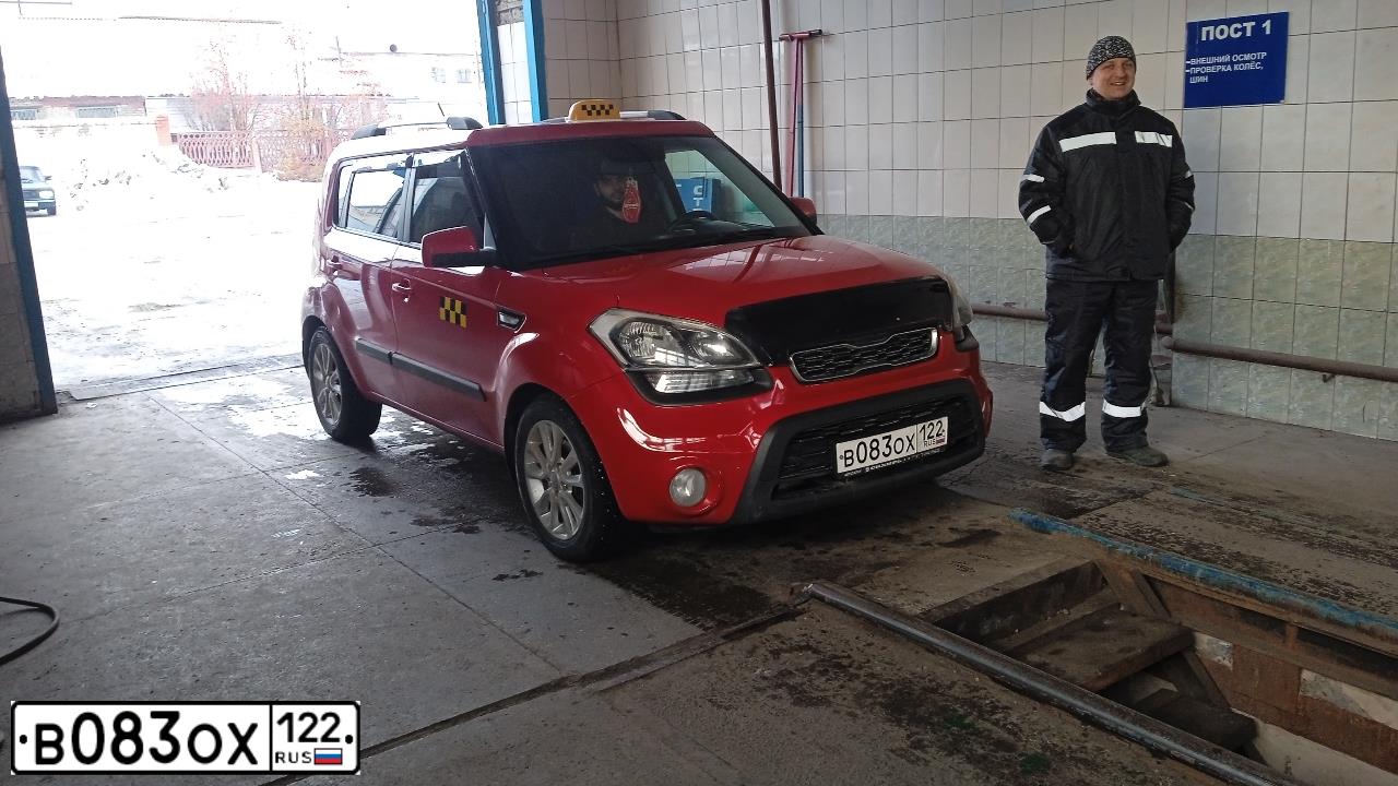 Фото автомобиля KIA SOUL, 2011 — госномер В083ОХ122. Цвет: КРАСНЫЙ
