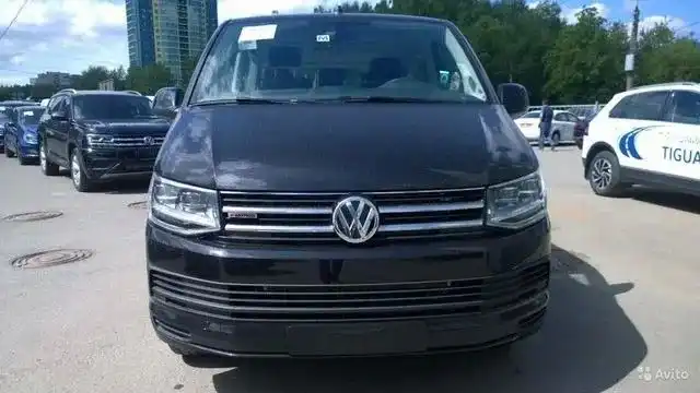 Фото автомобиля VOLKSWAGEN CARAVELLE, 2019 — госномер А206НС51. Цвет: ЧЕРНЫЙ