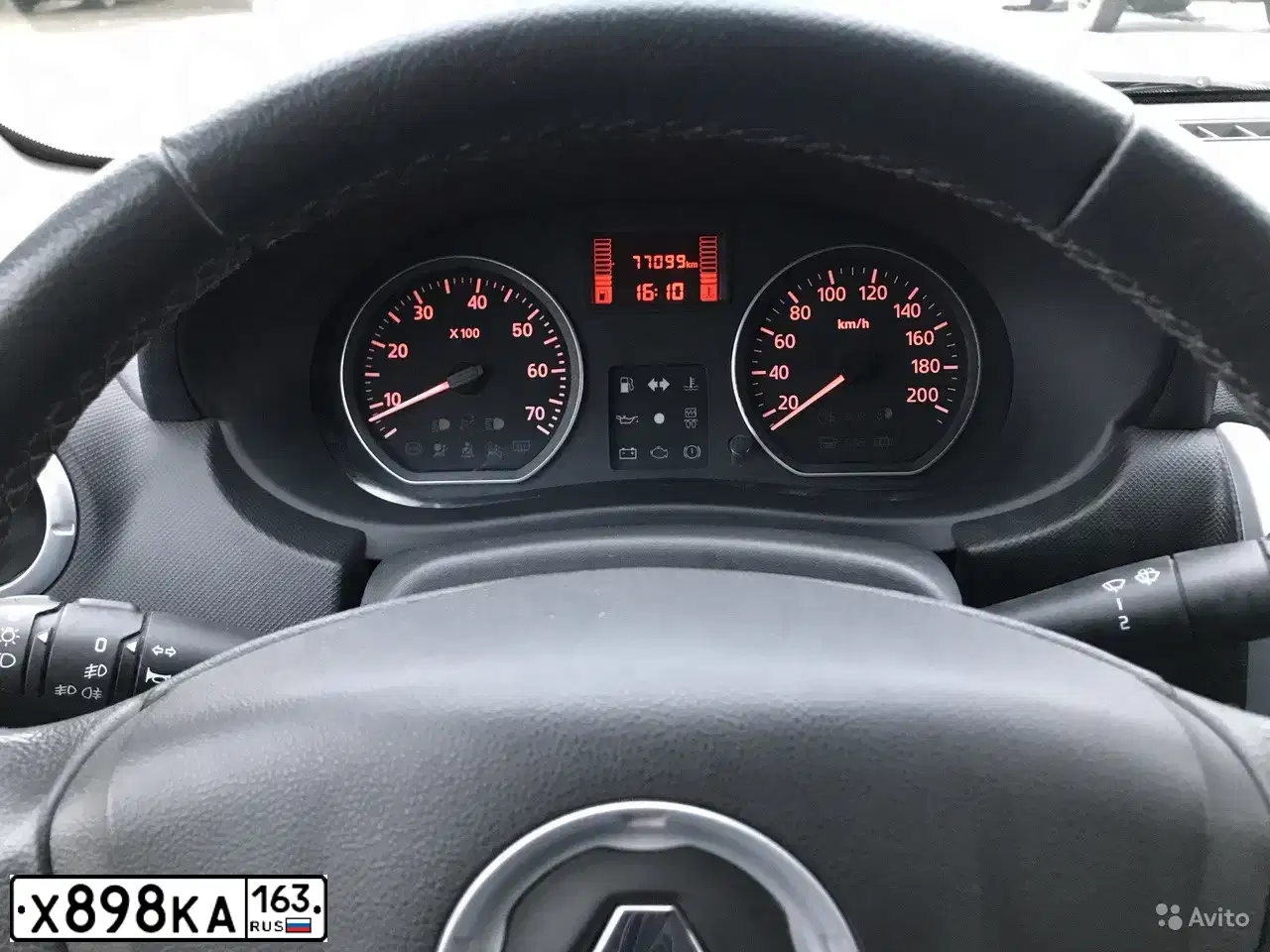 Фото автомобиля RENAULT SANDERO, 2012 — госномер Т402УА56. Цвет: БЕЖЕВЫЙ