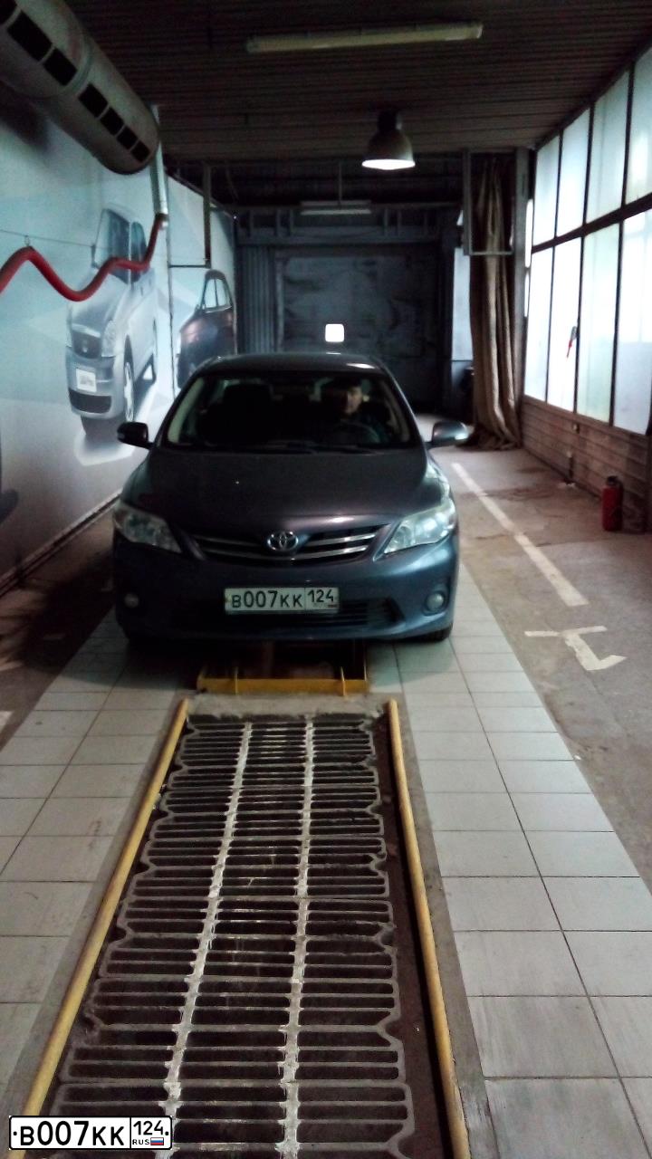 Фото автомобиля TOYOTA COROLLA, 2012 — госномер В007КК124. Цвет: Серый