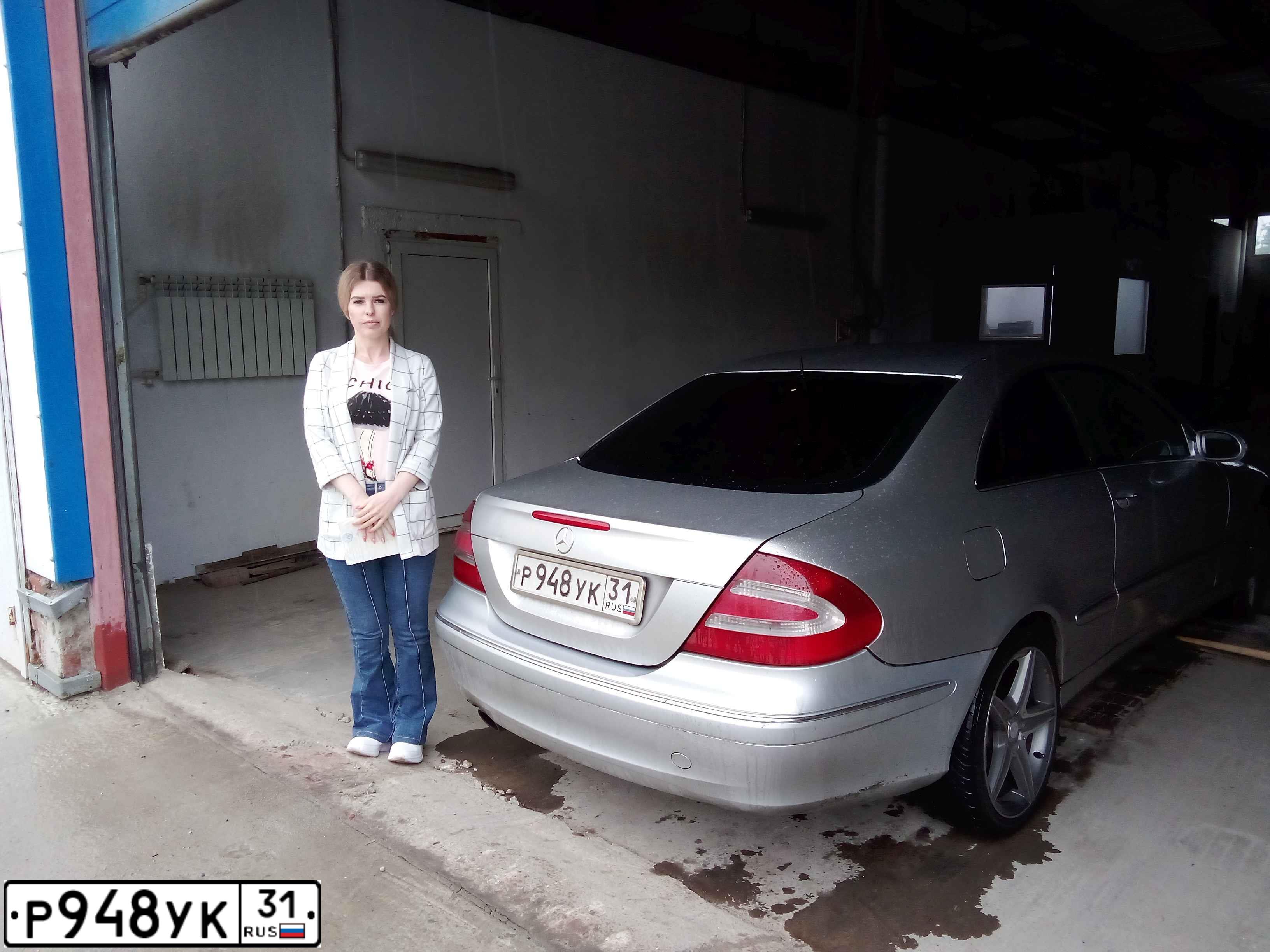Фото автомобиля МЕРСЕДЕС-БЕНЦ MERCEDES-BENZ CLK, 2002 — госномер Р132ЕУ46. Цвет: БЕЛЫЙ (СЕРЕБРИСТЫЙ)