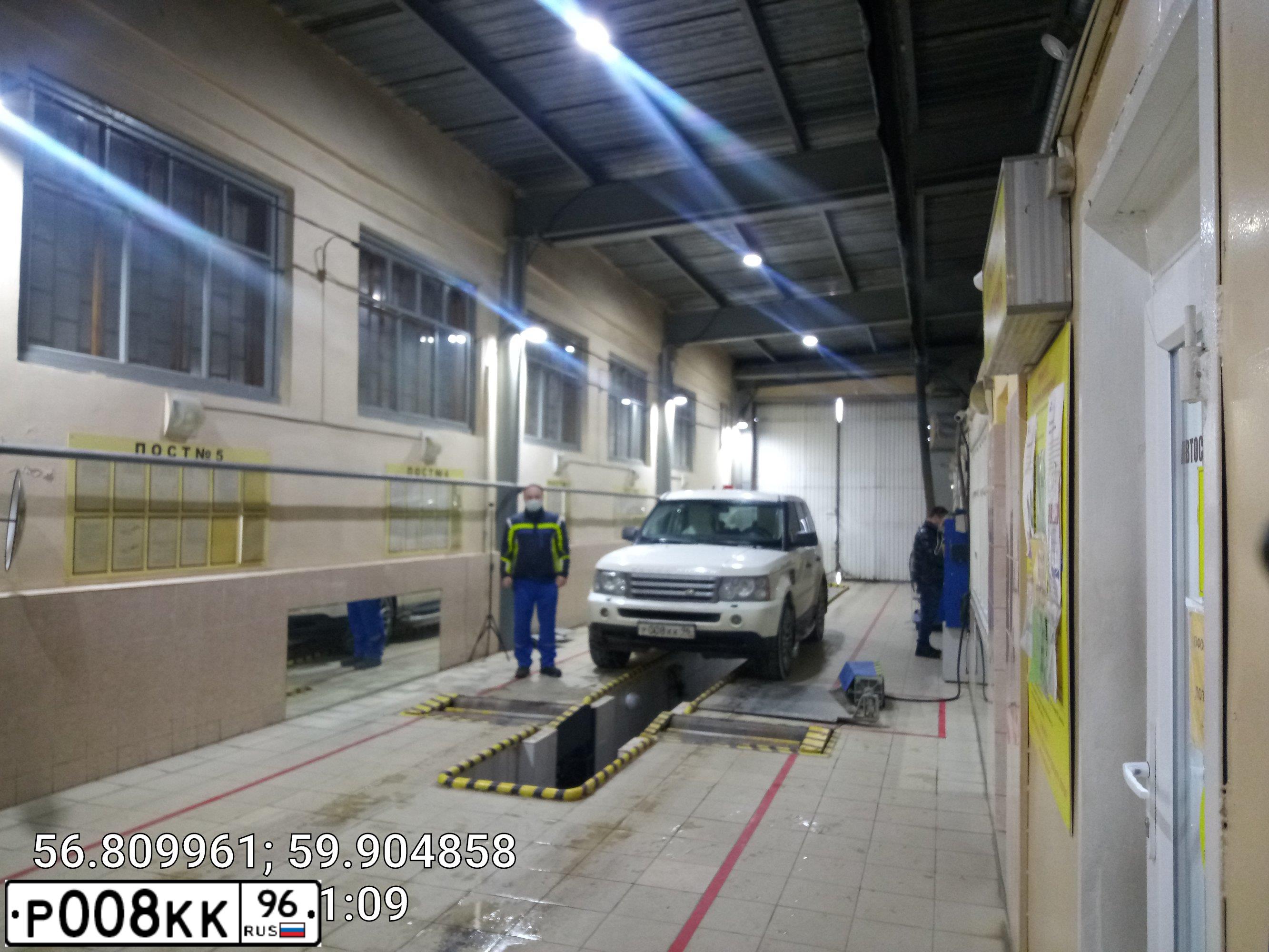 Фото автомобиля LANDROVER RANGE ROVER SPORT, 2009 — госномер Р008КК96. Цвет: Белый