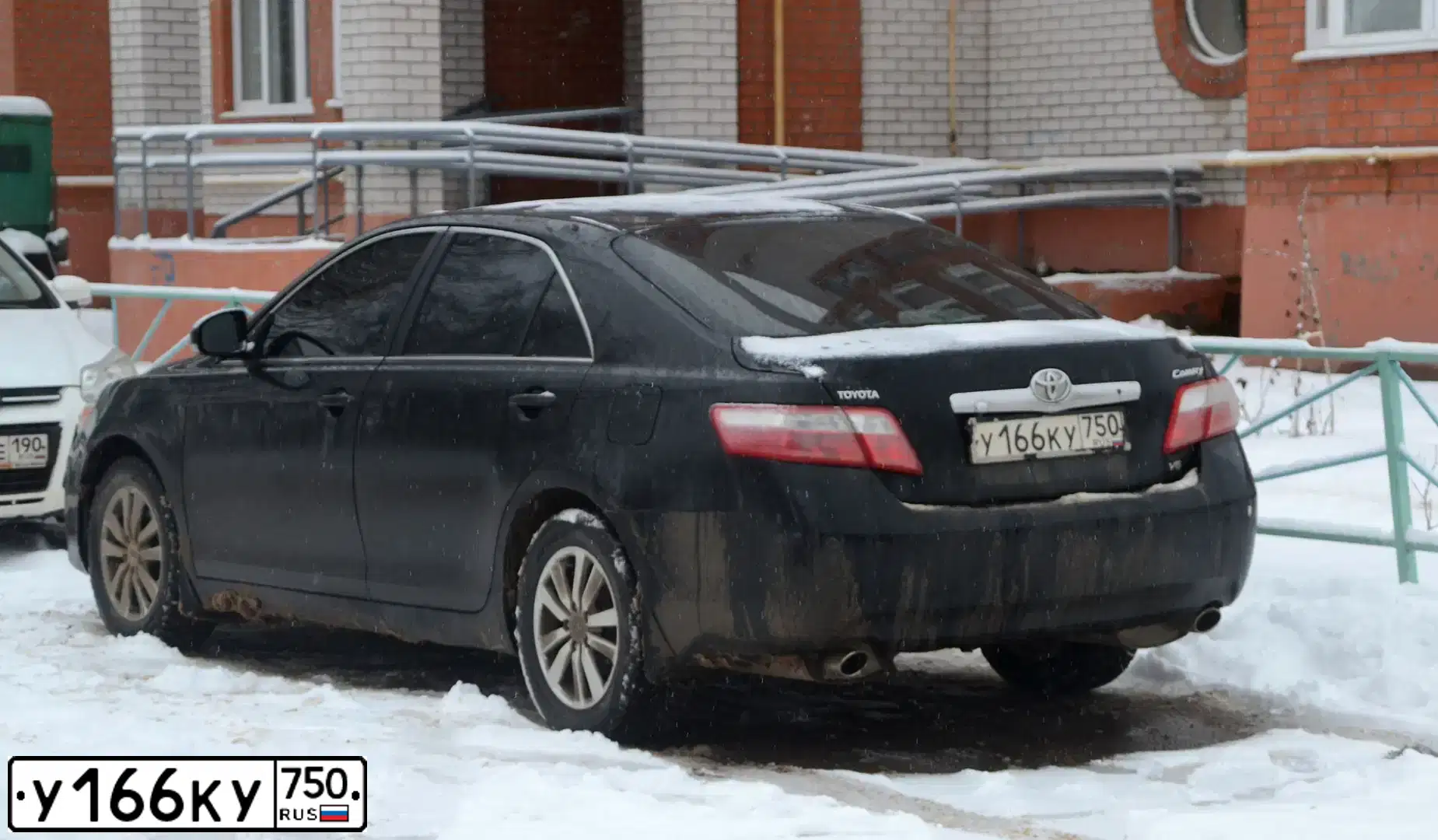 Фото автомобиля TOYOTA CAMRY, 2010 — госномер У166КУ750. Цвет: ЧЕРНЫЙ
