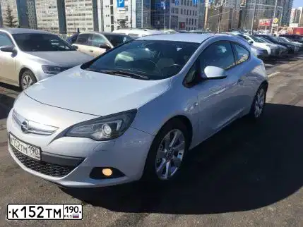 Фото автомобиля OPEL ASTRA, 2011 — госномер К142ЕМ799. Цвет: БЕЛЫЙ