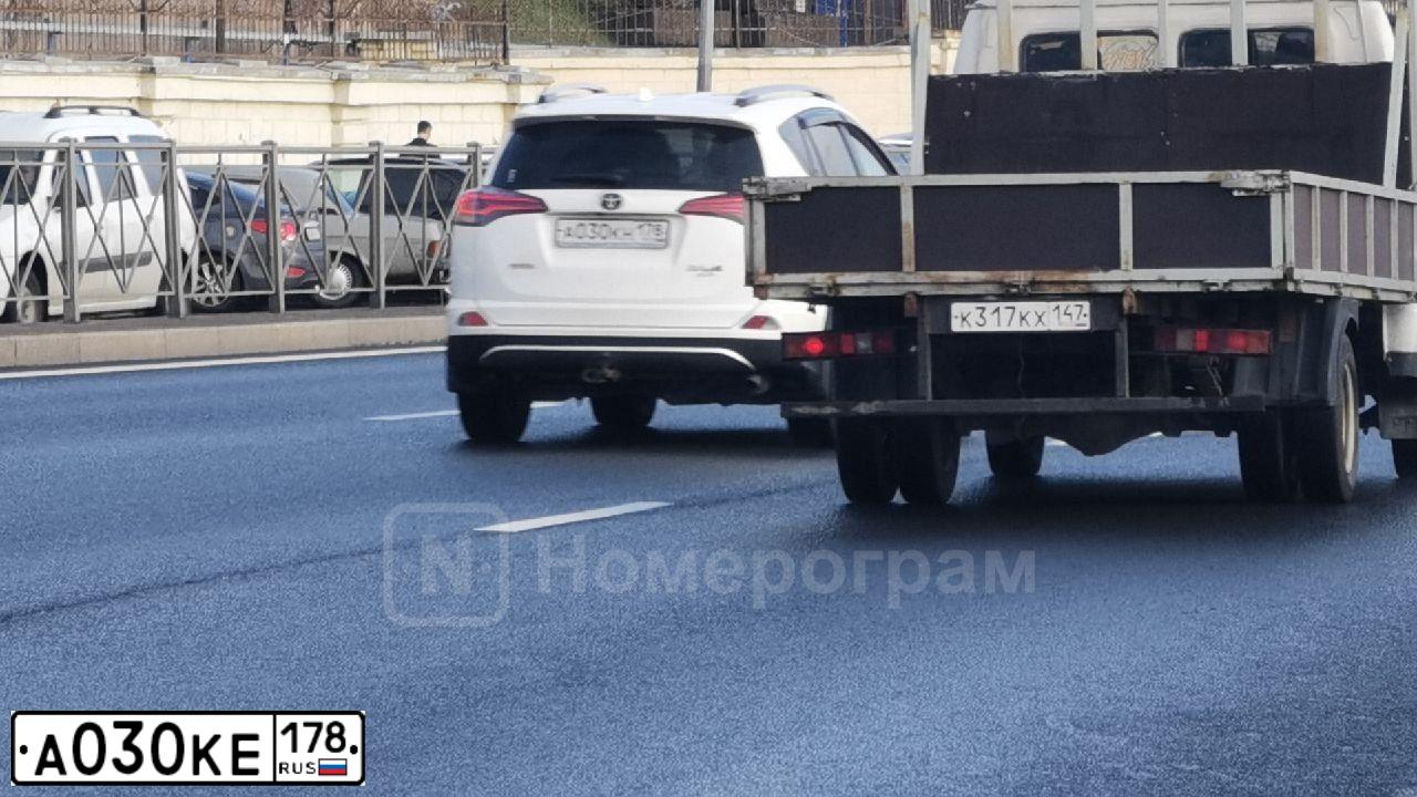 Фото автомобиля SKODA SUPERB, 2010 — госномер Р215РС178. Цвет: Коричневый