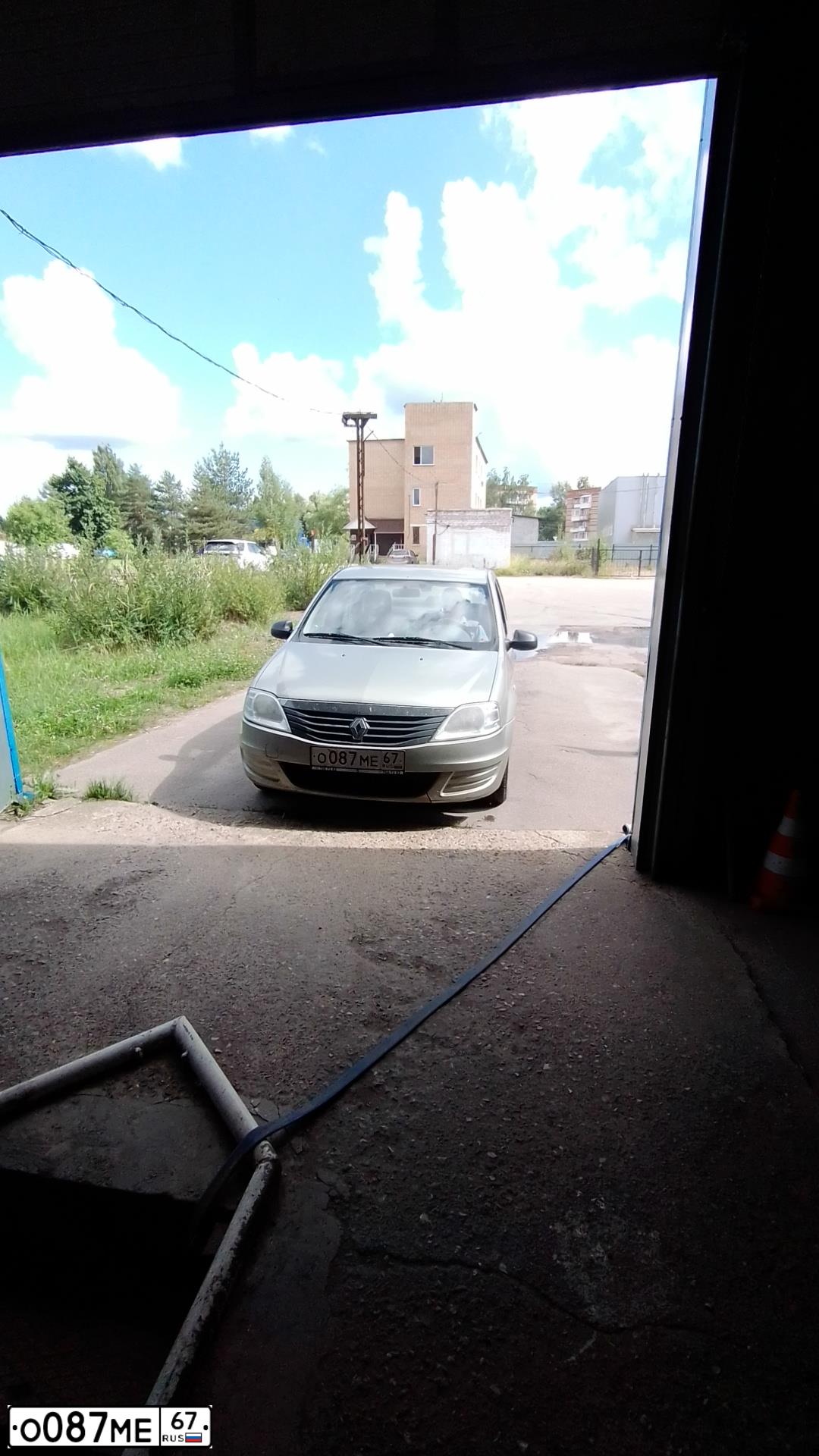 Фото автомобиля RENAULT LOGAN, 2010 — госномер О087МЕ67. Цвет: БЕЖЕВЫЙ