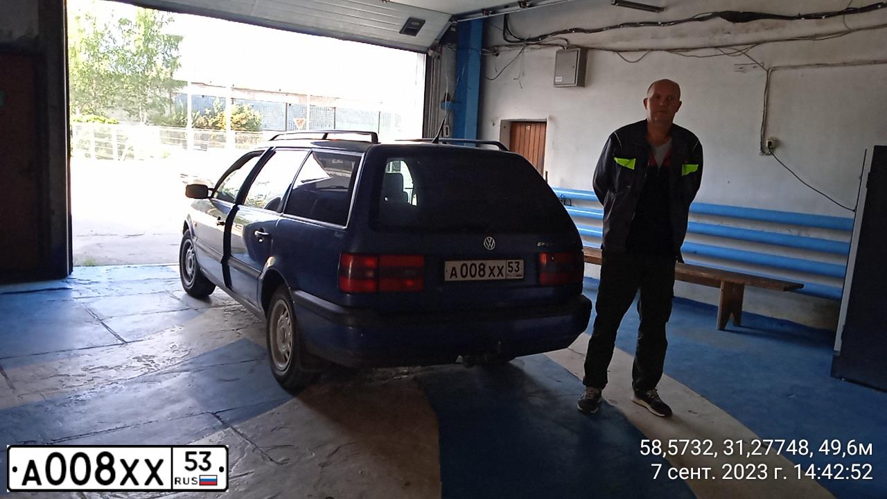 Фото автомобиля VOLKSWAGEN PASSAT, 1995 — госномер А008ХХ53. Цвет: СИНИЙ