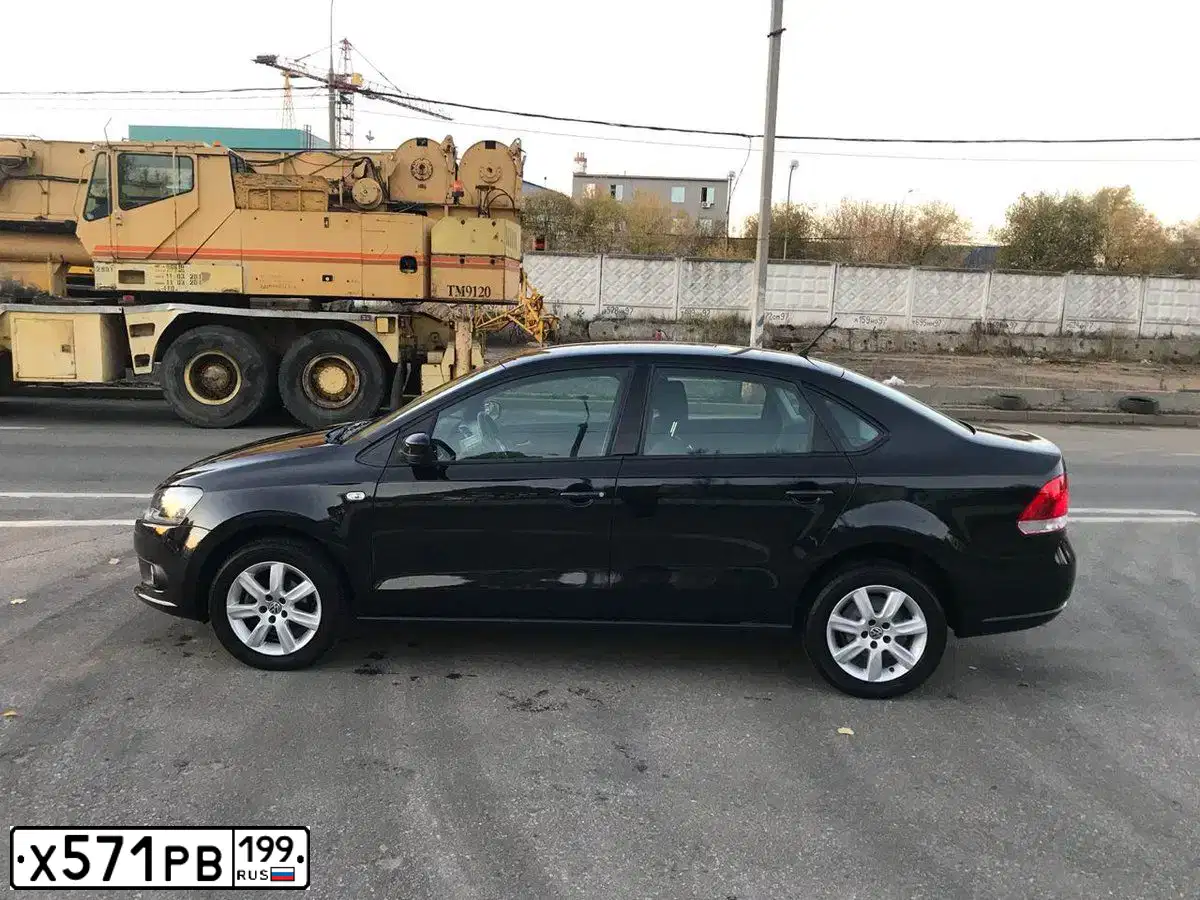 Фото автомобиля VOLKSWAGEN POLO, 2015 — госномер Т705КС799. Цвет: ЧЕРНЫЙ