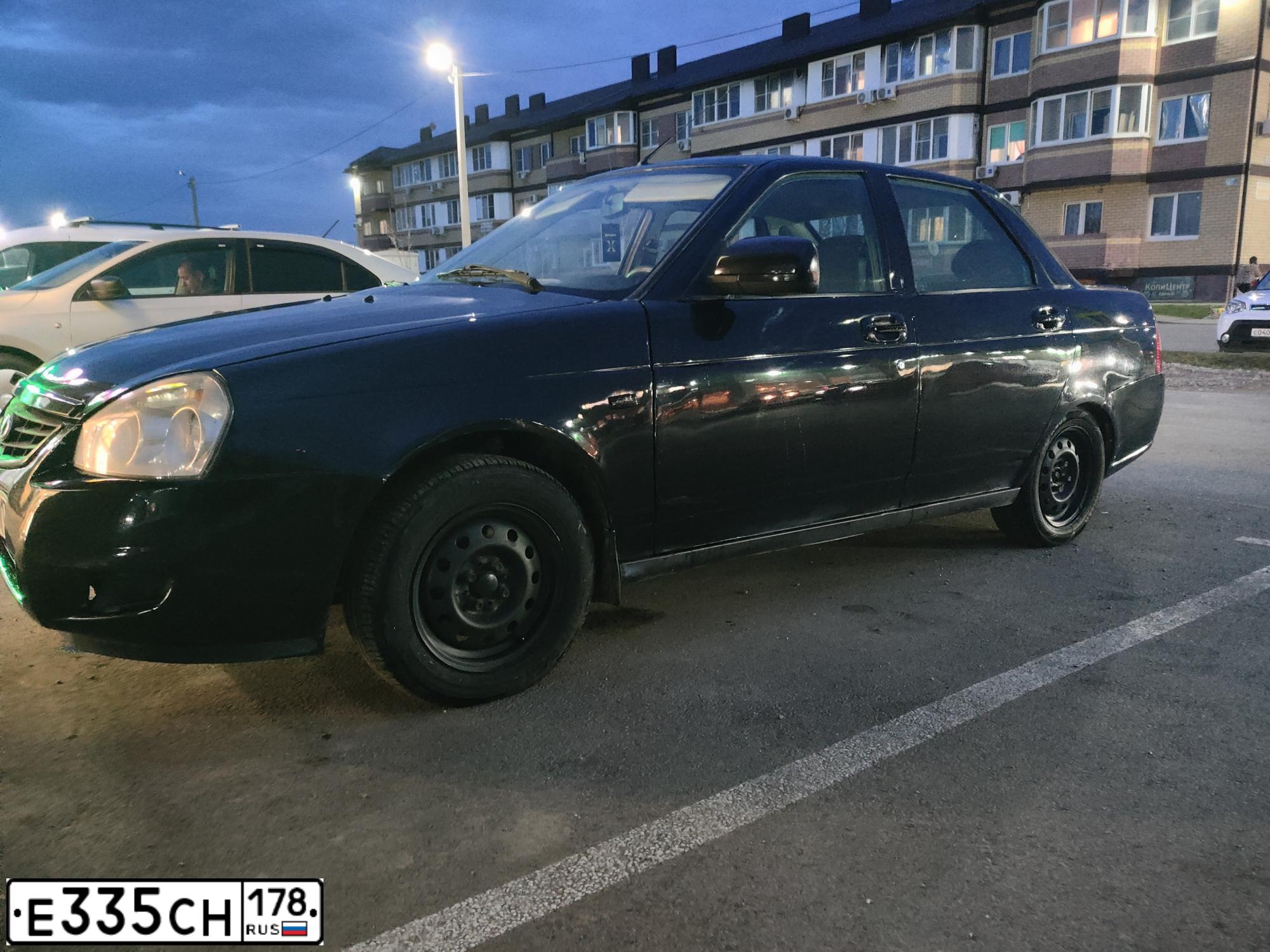 Фото автомобиля LADA 2170 PRIORA, 2010 — госномер Е335СН178. Цвет: Сине-Черный