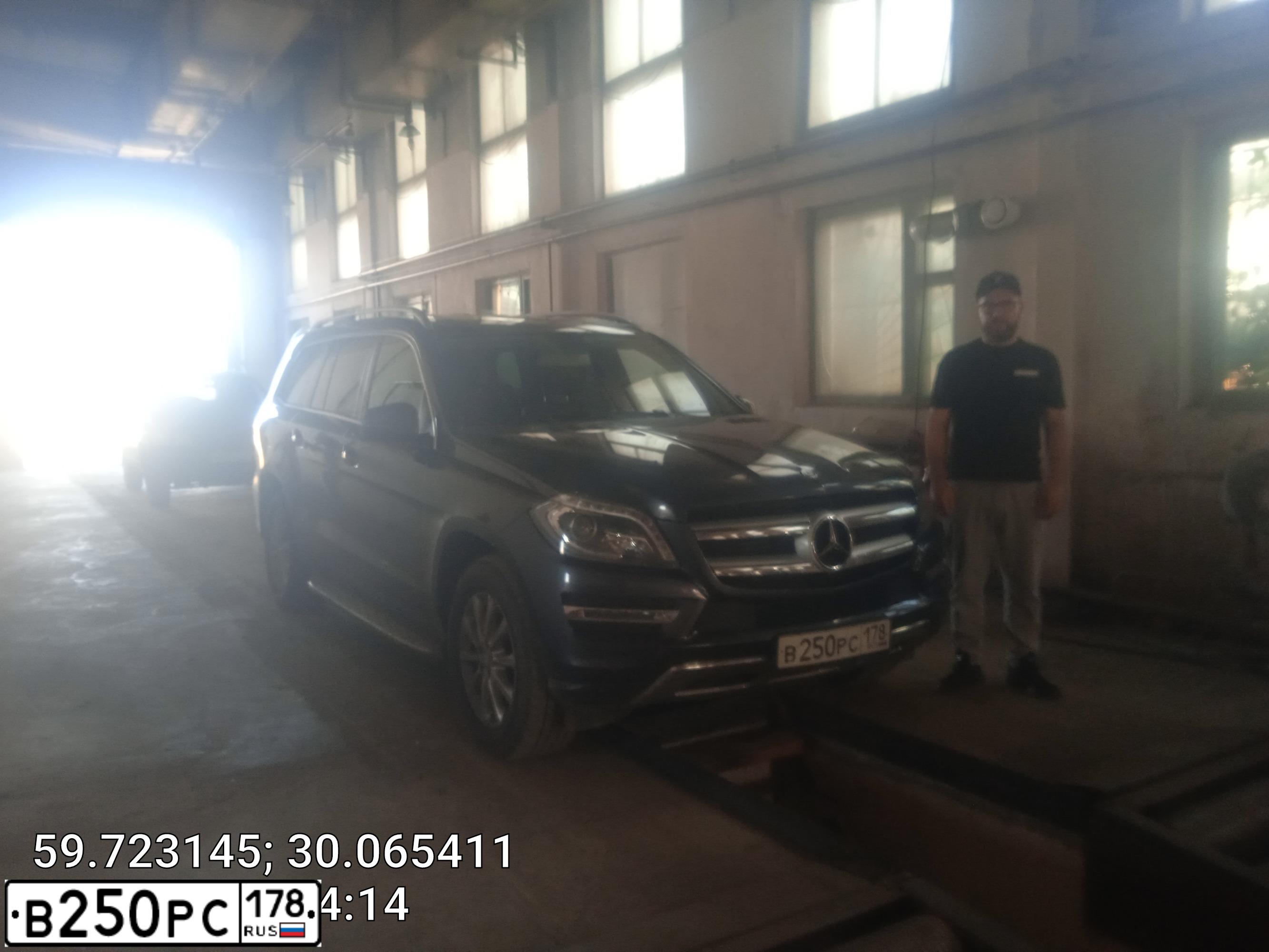 Фото автомобиля MERCEDES GL-KLASSE, 2013 — госномер Р593УЕ11. Цвет: СЕРЫЙ