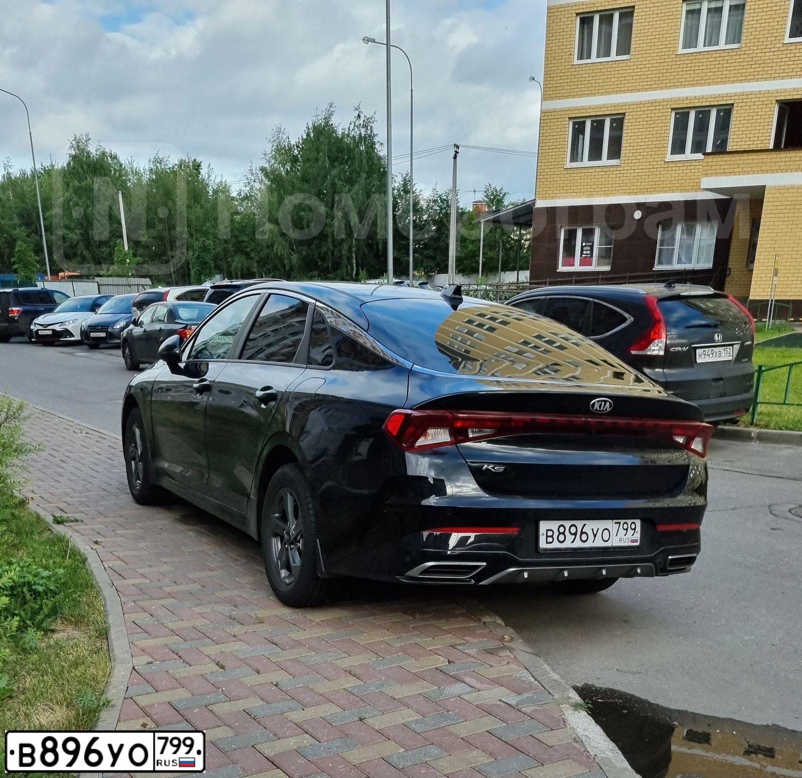 Фото автомобиля KIA K5, 2021 — госномер В896УО799. Цвет: ЧЕРНЫЙ